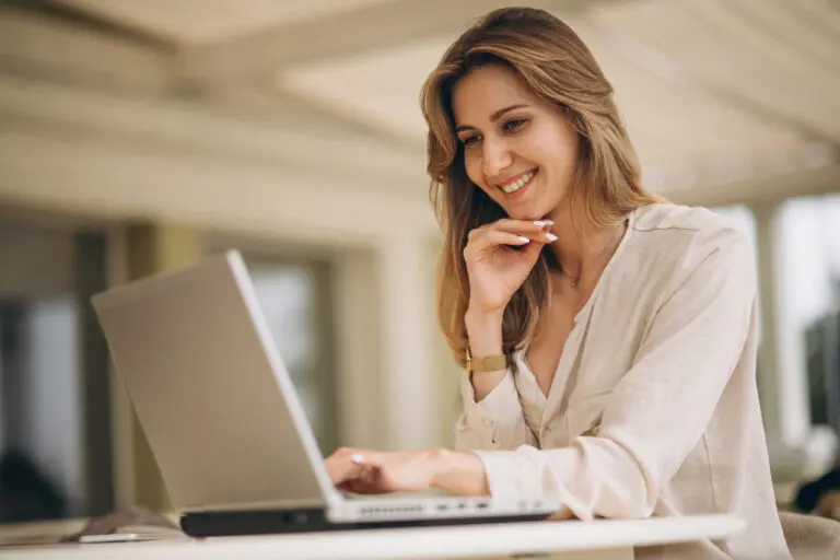 Donna felice che utilizza un software sul computer