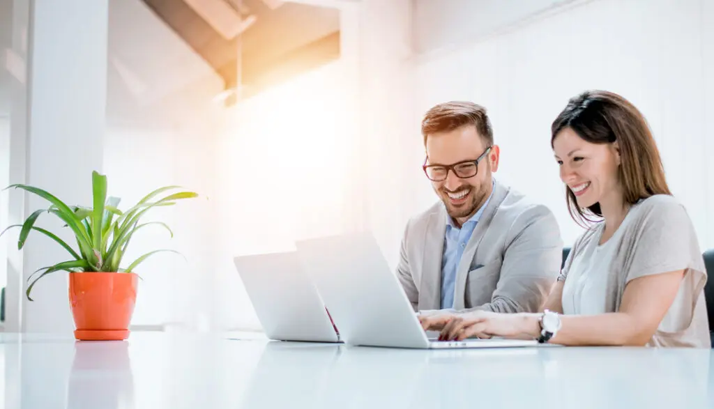 Giovani commercialisti che lavorano sul software Profis